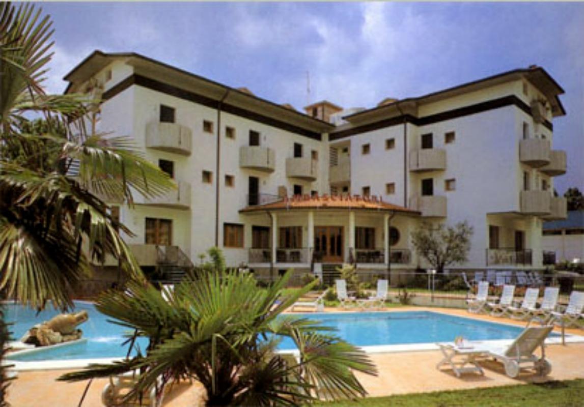 Hotel Ambasciatori Кастрокаро Терме Екстериор снимка